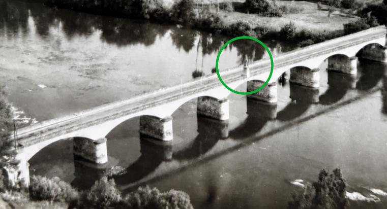 Photomontage de l'ancienne statue sur le pont