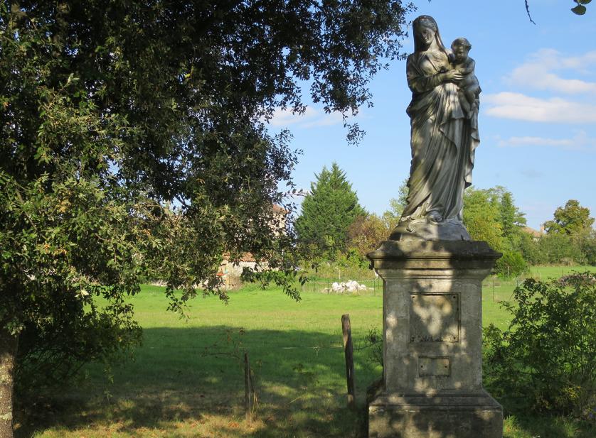 Statue de Notre-Dame face au château de Gageac