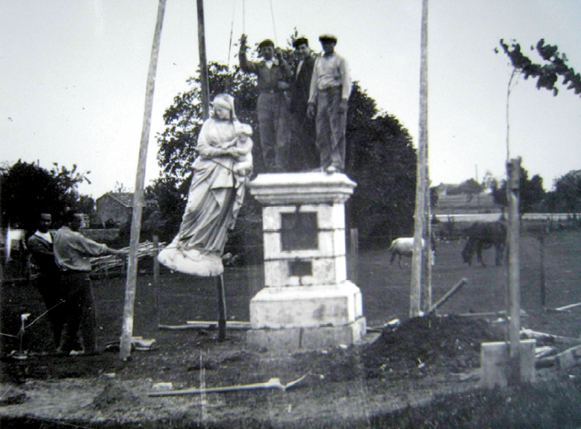 Statue de Notre-Dame face au château de Gageac