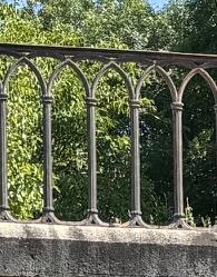 Détail de la rambarde en fonte du pont ferroviaire