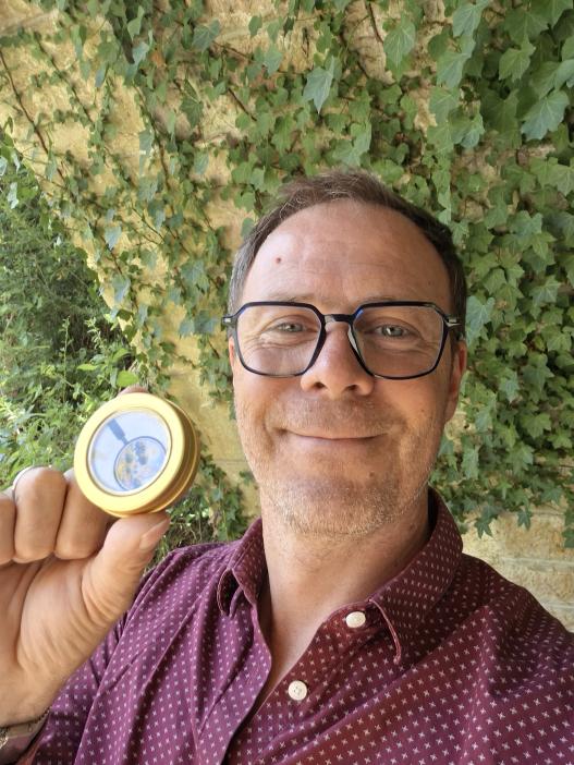 Alderic avec la pièce trouvée