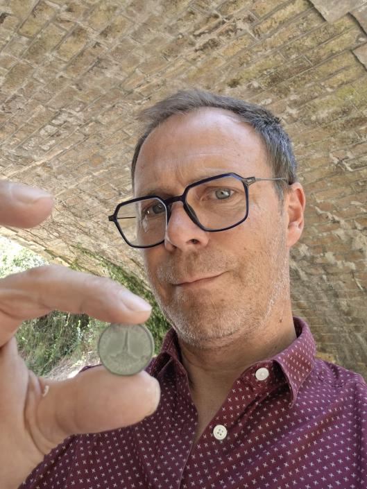 Alderic montrant la pièce