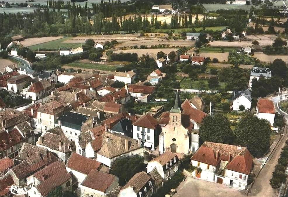 L’église en vue aérienne, dans les années 1960